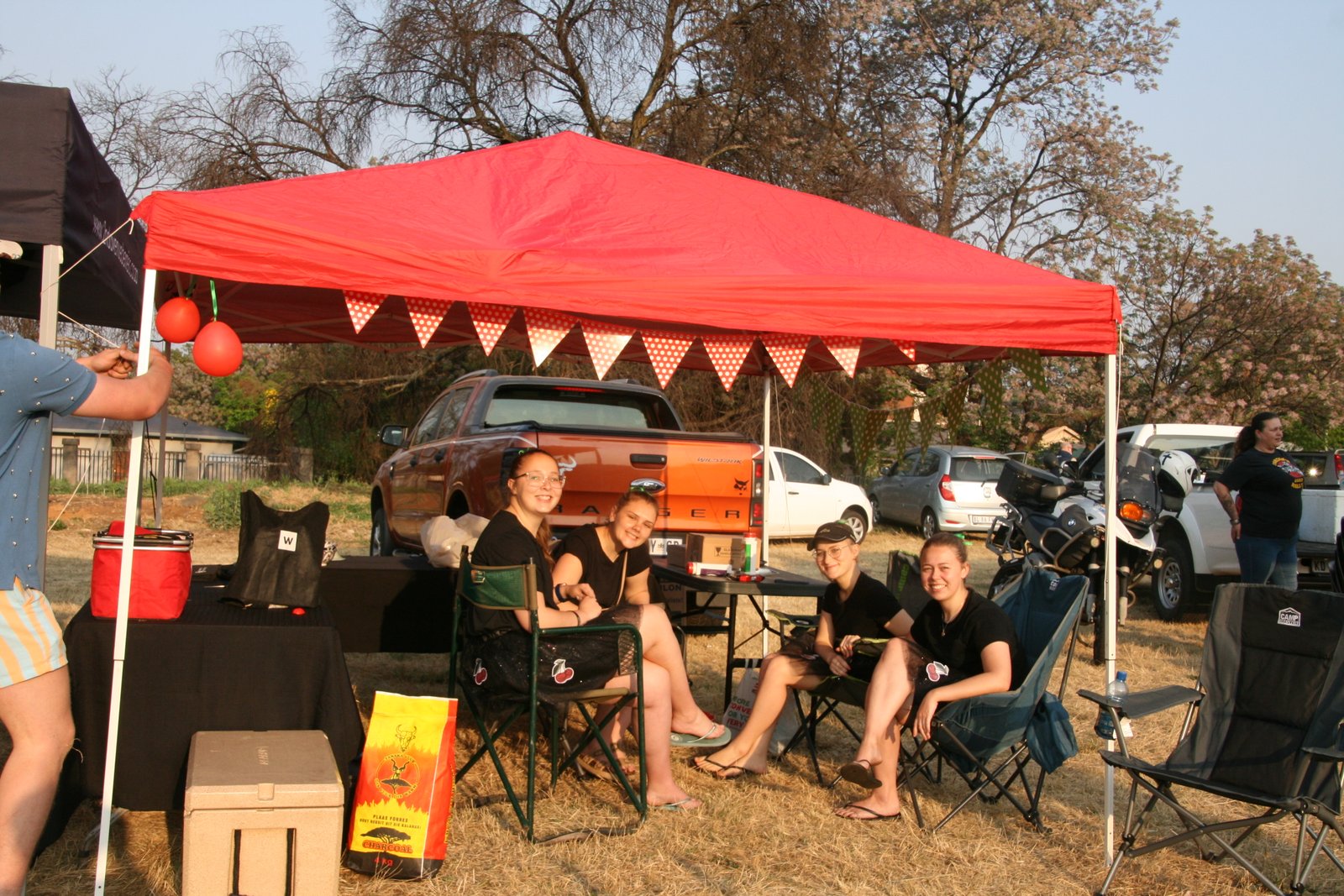 Span onder rooi tent